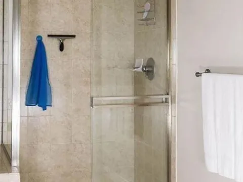 Mẹo dễ dàng loại bỏ vết bẩn cặn trên kính phòng tắm, dùng cái này để bôi, và nó sẽ sáng như mới ngay lập tức