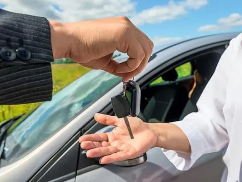 Theo quy định mới, giao ô tô cho người không có giấy phép lái xe, chủ xe bị phạt bao nhiêu tiền?