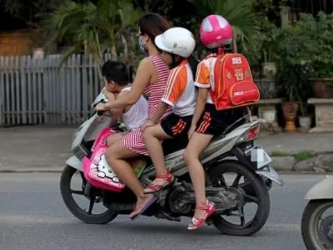 Người điều khiển xe máy chở theo trẻ em phải nhớ kĩ điều này, kẻo bị CSGT phạt lên tới 14 triệu đồng