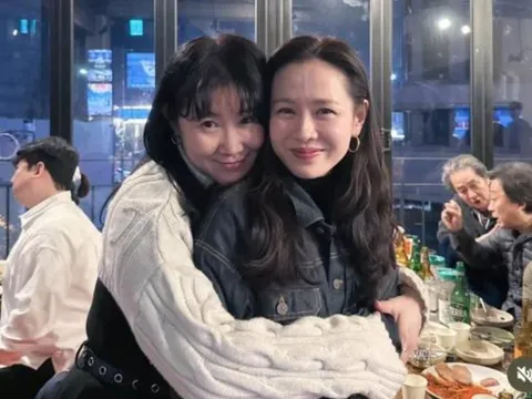 Trong những bức hình chưa chỉnh sửa, nhan sắc của Kim Tae Hee và Son Ye Jin ở tuổi U50 như thế nào?