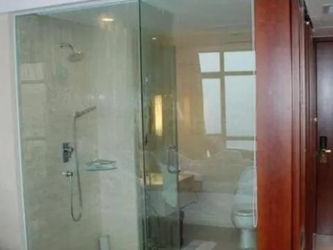 Tại sao kính trong phòng tắm khách sạn hầu hết đều trong suốt? Một số cựu nhân viên đã đưa ra câu trả lời