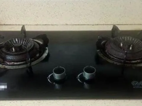 Dù gia đình giàu có đến đâu cũng không được nấu nướng bên trái bếp gas đôi, lý do bạn nên biết