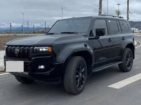 Mới chạy 2.000 km, Toyota Land Cruiser Prado 2024 bán lại với giá cao hơn xe mới