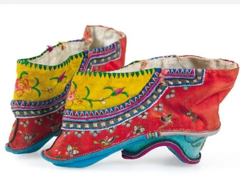 Rùng mình trước kích thước khó tin của đôi giày gắn với tục bó chân ở Trung Quốc