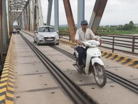 Cây cầu duy nhất ở Việt Nam đường sắt và đường bộ dùng chung, tài xế mỗi lần đi qua lại ‘rùng mình’
