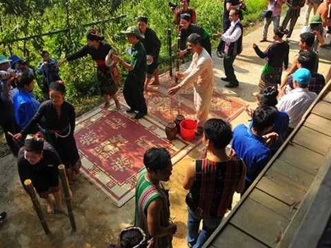 Bí ẩn dân tộc ít người nhất Việt Nam: Nhiều người chưa từng nghe tên, có tục đẻ ngồi góc nhà kỳ lạ