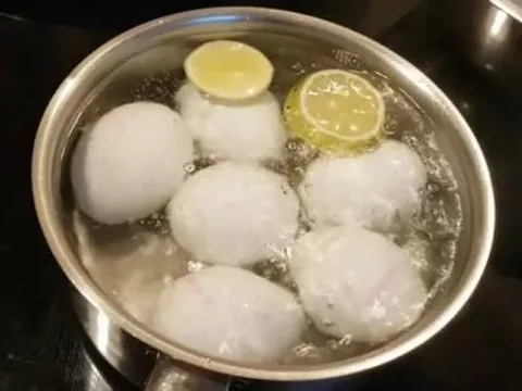 Lý do các đầu bếp luôn cho chanh vào nồi luộc trứng là gì? Biết câu trả lời ai cũng tiếc vì không biết sớm hơn