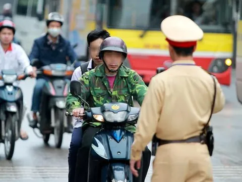 Năm 2025, một người không đội mũ bảo hiểm bị phạt bao nhiêu tiền?