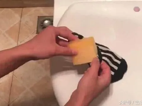 Vứt 1 chiếc tất cũ vào bồn cầu, lợi ích tuyệt vời, nhiều người biết sẽ học làm theo, tôi tiếc vì không biết sớm