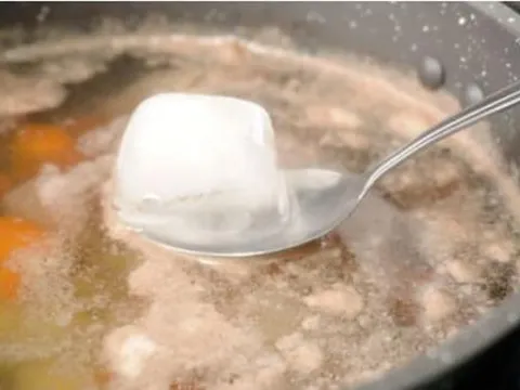 Bỏ 1 viên đá lạnh vào nước hầm xương, bạn sẽ nhận được 4 công dụng tuyệt vời này