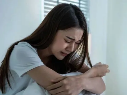 Mẹ chồng ôm chân tóe máu giữa cơn mưa, tôi bàng hoàng khi bị đổ lỗi oan