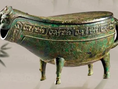 Bị rắn cắn, lão nông vác cuốc trả thù nhưng chẳng ngờ đào được kho báu tầm cỡ quốc gia: Cảnh sát ập đến!