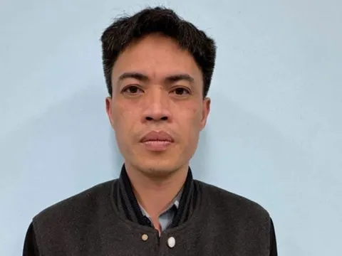 Tài xế Lexus đánh shipper chính thức lộ diện, CĐM sửng sốt vì lời khai và hình ảnh ở cơ quan công an