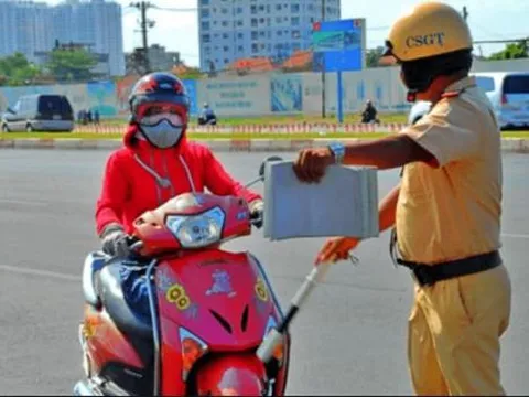 Lỗi đi xe máy không bật xi nhan từ nay có thể bị phạt tới 14 triệu đồng