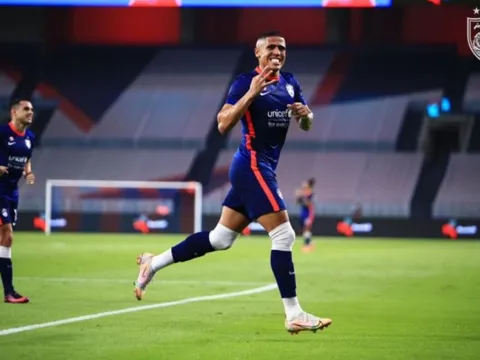 Đối thủ của ĐT Việt Nam nhập tịch tiền đạo 'xịn' hơn Xuân Sơn, HLV Kim Sang-sik đứng ngồi không yên