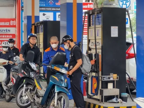 Xăng dầu đồng loạt tăng giá, RON 95 vượt mốc 21.000 đồng/lít 
