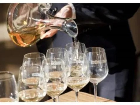 Khi Sếp nói: Không uống rượu không nể mặt tôi, người chỉ số EQ thấp mới nói phải 'lái xe', dạy bạn 3 chiêu này