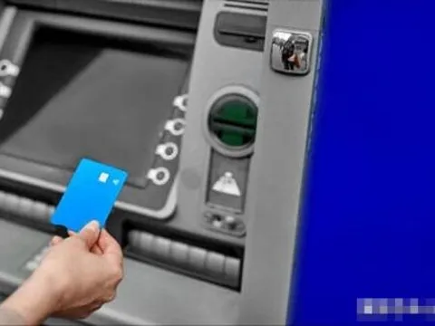 Tôi nên làm gì nếu thẻ ngân hàng của tôi bị nuốt? Chỉ với một thao tác đơn giản, thẻ ngân hàng sẽ tự nhả ra