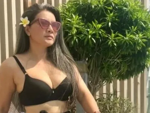 'Nữ hoàng cảnh nóng' Kiều Trinh gây bỏng mắt với vòng một ngồn ngộn khi diện bikini