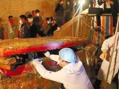 Người phụ nữ bị chôn nhầm vì khó sinh, 200 năm sau cảnh tượng thảm thương trong quan tài gây sốc