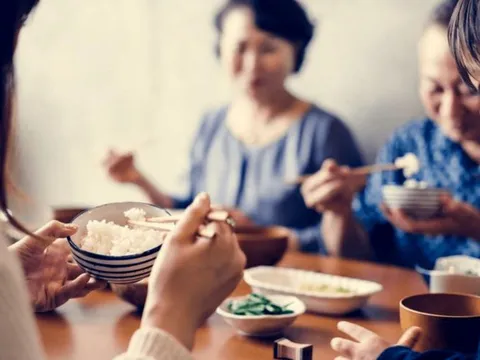 Cuối tuần, mẹ chồng mang cả thùng hải sản đến cho con trai, nhưng chỉ một câu nói của bà khiến tôi nghẹn đắng