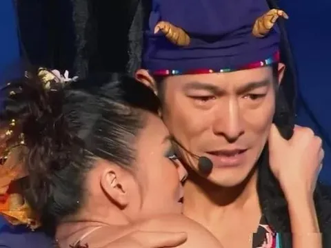 Lưu Đức Hoa không thể giấu được nữa, ngoài người vợ kín tiếng, mối quan hệ của anh và Lại Văn Huệ bị vạch trần, họ đã công khai mọi thứ trừ giấy đăng ký kết hôn?