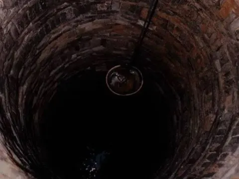 Nghe tin giếng cổ bị 'ma ám', chuyên gia lập tức phong tỏa rồi khai quật phát hiện kho báu 'khủng'