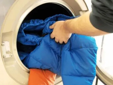 Giặt máy hay giặt tay áo khoác lông vũ? Phương pháp nào giúp áo sạch, không bị vón cục, giữ form dáng chuẩn?