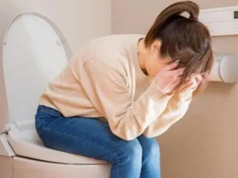 Tại sao khi đi vệ sinh nên buộc tóc cao gọn gàng nhất có thể? Bác sĩ giải thích lý do khiến nhiều người hốt hoảng