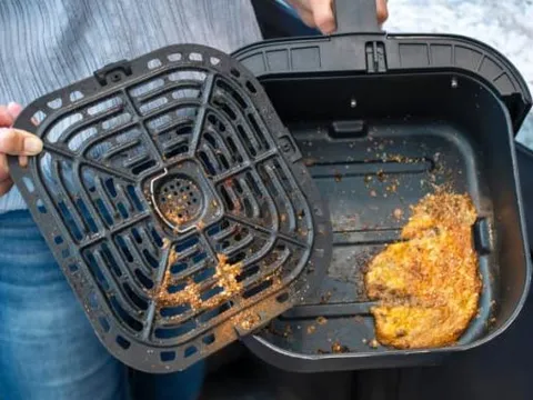 Bạn sẽ ngạc nhiên với cách làm sạch dầu mỡ trên nồi chiên không dầu và hộp nhựa của các đầu bếp nhà hàng mà không cần kỳ cọ