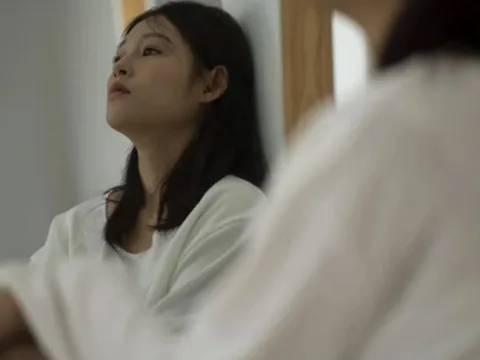 Mang tôm đồng biếu mẹ chồng, nàng dâu nhận cái kết cay đắng