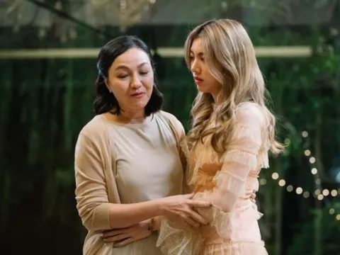 Cô dâu bị chồng và mẹ chồng sỉ nhục ngay trong lễ cưới, người mẹ nghèo lao tới kéo tay rồi làm hành động khiến ai cũng ngỡ ngàng