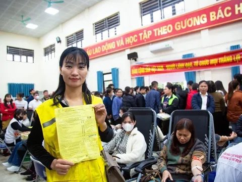 Bắc Ninh: Nhiều người vượt mưa gió rét đi hiến máu