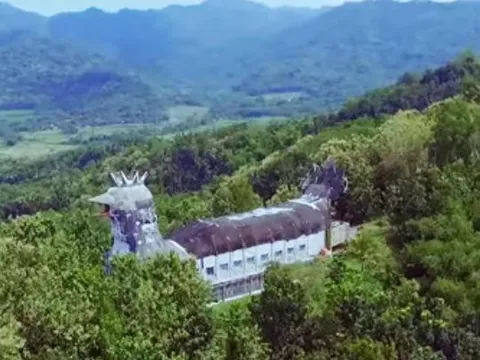 Bí ẩn nhà thờ hình con gà giữa rừng núi hoang sơ, trở thành điểm hút khách vì kỳ lạ