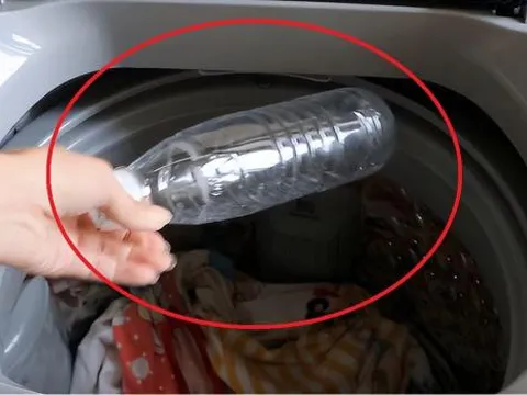 Sự thật ít ai biết: Bỏ hai chai nước vào máy giặt giúp quần áo bền hơn, sạch hơn gấp bội