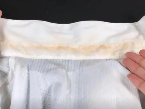 Làm sao để loại bỏ vết ố vàng trên cổ áo? Một cách tuyệt vời để dễ dàng giải quyết vấn đề cổ áo bị ố vàng