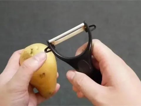 Bí mật về phần 'tai nhỏ' trên dao nạo rau củ: 90% người dùng không biết tới