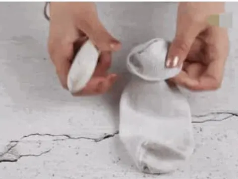 Nhiều người không biết việc vứt một chiếc tất cũ vào bồn cầu, cả năm không phải lau chùi, bồn cầu thơm tho mỗi ngày, rất thiết thực!