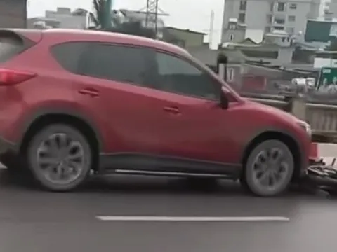 Danh tính tài xế Mazda CX5 bỏ chạy sau khi tông cả gia đình, kéo lê xe máy qua cầu, nạn nhân giờ ra sao?