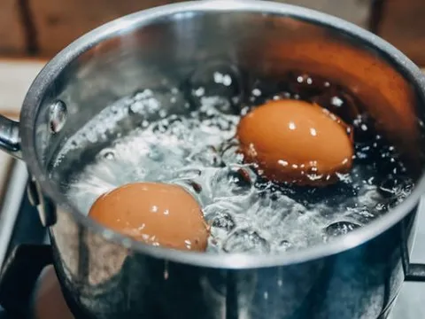 Tại sao nồi bị đen sau khi luộc trứng?