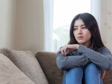 Bí mật động trời dưới gối mẹ chồng: Tôi sốc nặng khi phát hiện loạt ảnh khó tin của chồng!