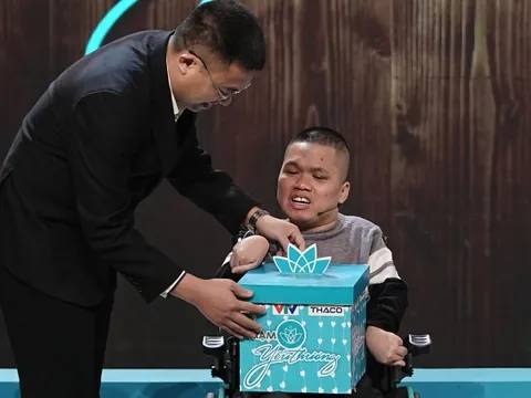 Vượt lên nghịch cảnh: Câu chuyện truyền cảm hứng của người đàn ông bại não 