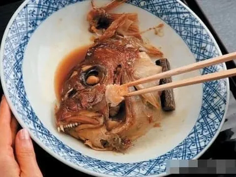 Khi ăn cá, bạn có thể nhìn thấy tính cách của một người khi họ đưa đũa gắp miếng đầu tiên, những người thông minh thường gắp chỗ này đầu tiên