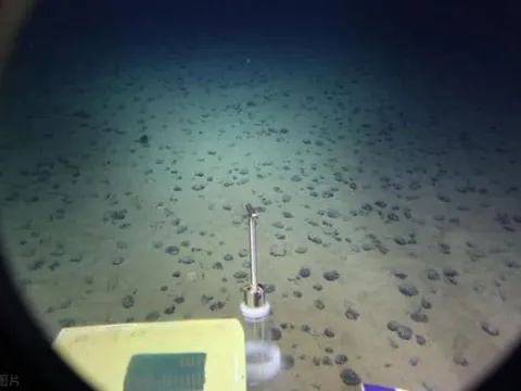 Sau bao lâu để ném một quả cầu bằng đá nặng 1 kg xuống biển để chạm tới đáy biển 11000m? Sau khi đọc sẽ hiểu