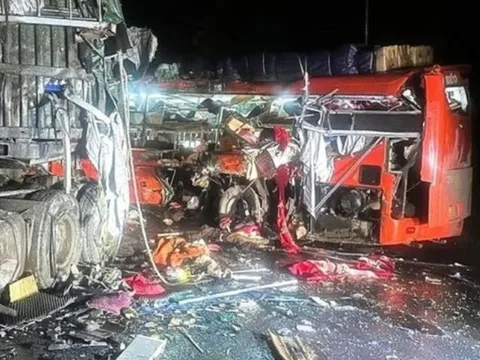 Hiện trường vụ xe khách tông xe đầu kéo ở Sơn La, đã có kết quả test ma túy và nồng độ cồn tài xế