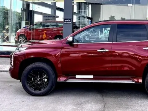 ‘Kỳ phùng địch thủ’ của Toyota Fortuner đang có giá lăn bánh cực cạnh tranh, ‘lật đổ’ Ford Everest