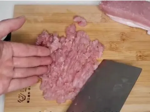 Không cần phải mất nhiều thời gian, tôi sẽ dạy bạn một mẹo nhỏ, có thể băm hết thịt trong 1 phút, ngon hơn cả dùng máy