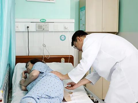 Bệnh viện Gia Đình bơm xi măng sinh học chữa trị xẹp đốt sống