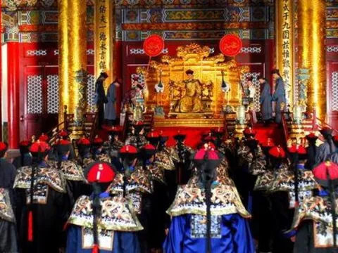 Quan viên nhà Thanh phủi tay áo trước khi hành lễ, hành động tưởng chừng nhỏ nhặt này lại mang ý nghĩa sâu xa, bắt nguồn từ truyền thống và quan niệm của triều đại Mãn Thanh