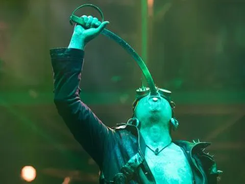 Tại sao người ta lại nuốt được kiếm? Lật tẩy bí ẩn đằng sau màn biểu diễn ảo thuật này